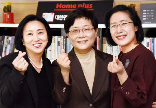 엄승희 홈플러스 상품부문장(부사장·왼쪽부터), 임일순 홈플러스 대표(사장), 최영미 홈플러스 인사부문장(전무) <홈플러스 제공>